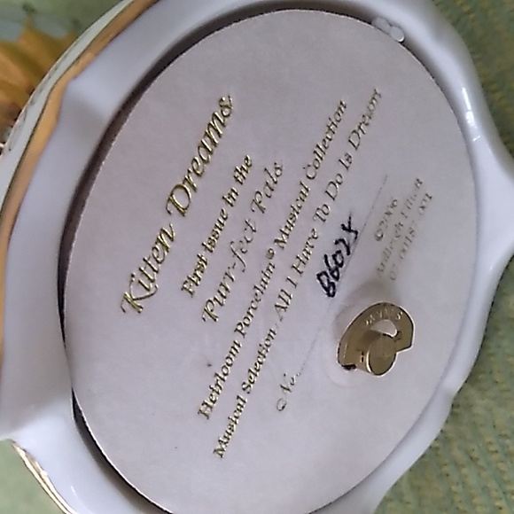 Heirloom Porcelain Musical Collection "Kitten Dreams"  Musical Egg - Picture 13 of 16